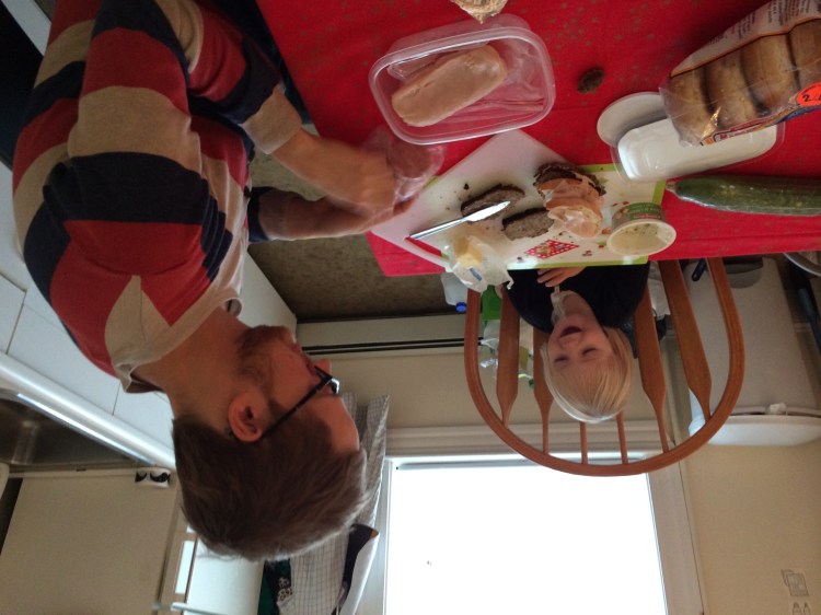 Alina og Johannes smører turmadpakker