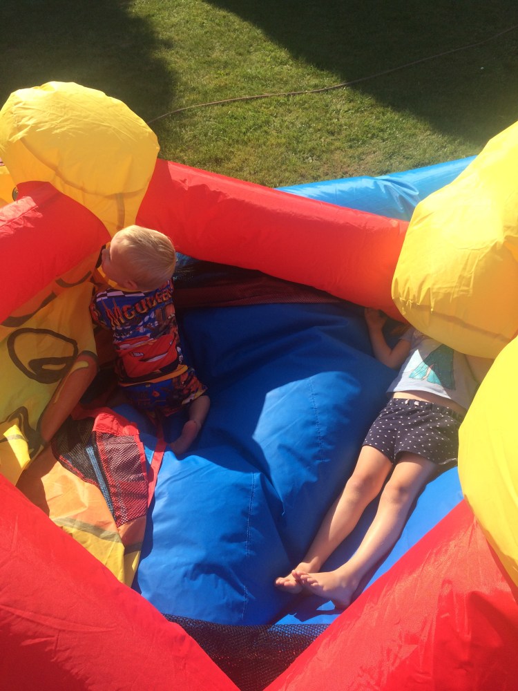 Alina og Emil leger i hoppeborg
