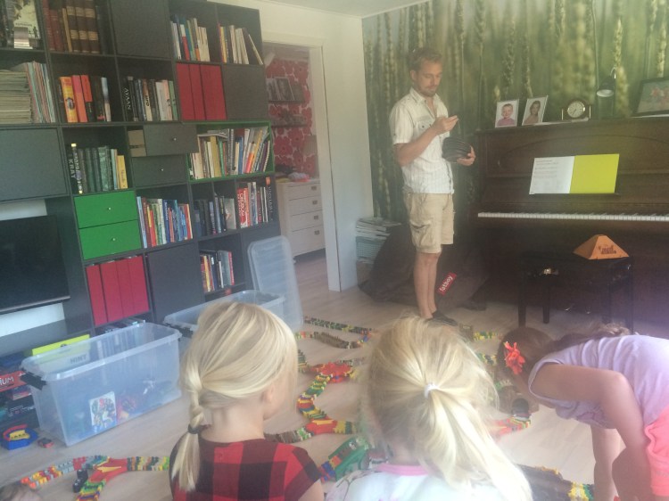 Ida og Alina danner sig overblik over Jeppe og Livas legetøj