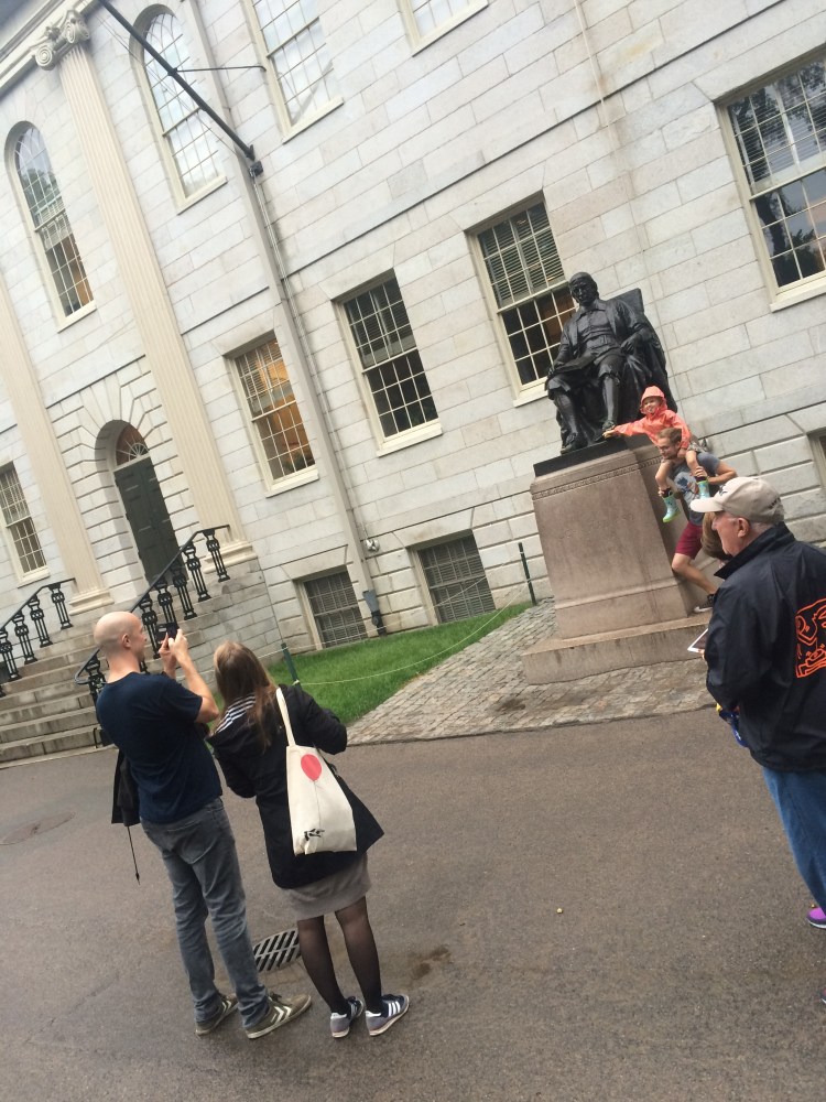 Nogen fotograferer nogle andre der fotograferer